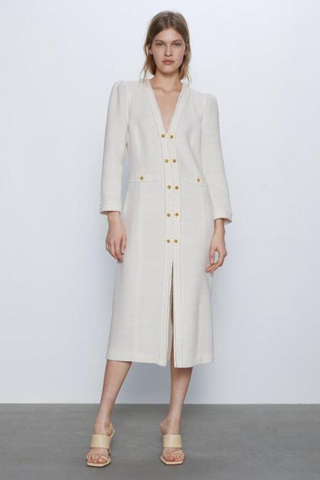 Zara tiene el vestido de tweed blanco con botones dorados y mangas abullonadas más bonito (y low temporada | Mujer Hoy