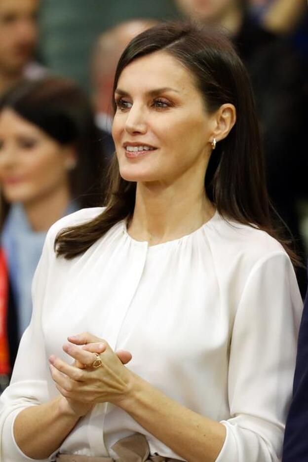 Pincha en la foto para conocer, foto a foto, todos los looks de la reina Letizia./gtres