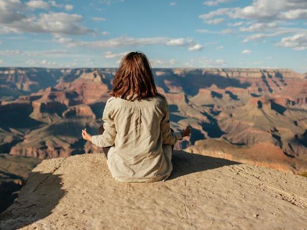 Pincha en la imagen para ver cuáles son las mejores posturas de yoga/unsplash