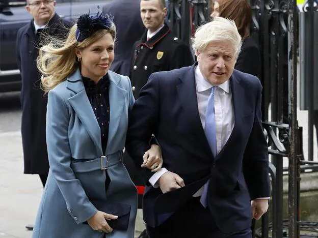Carrie Symonds y Boris Johnson a su llegada a Westminster Abbey el pasado fin de semana para la celebración religiosa con la familia real británica./Gtres