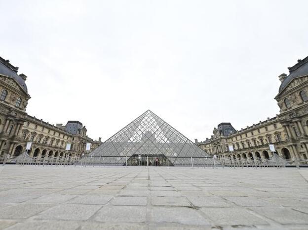 El museo de Louvre de París, totalmente vacío.