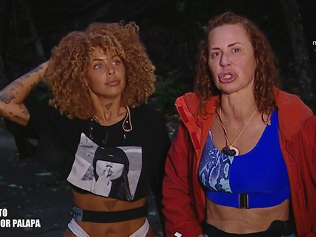Vicky Larraz (dcha.), tercera expulsada de 'Supervivientes 2020'. Pincha sobre la foto para ver todos los concursantes que comenzaron esta edición del 'reality'./telecinco.