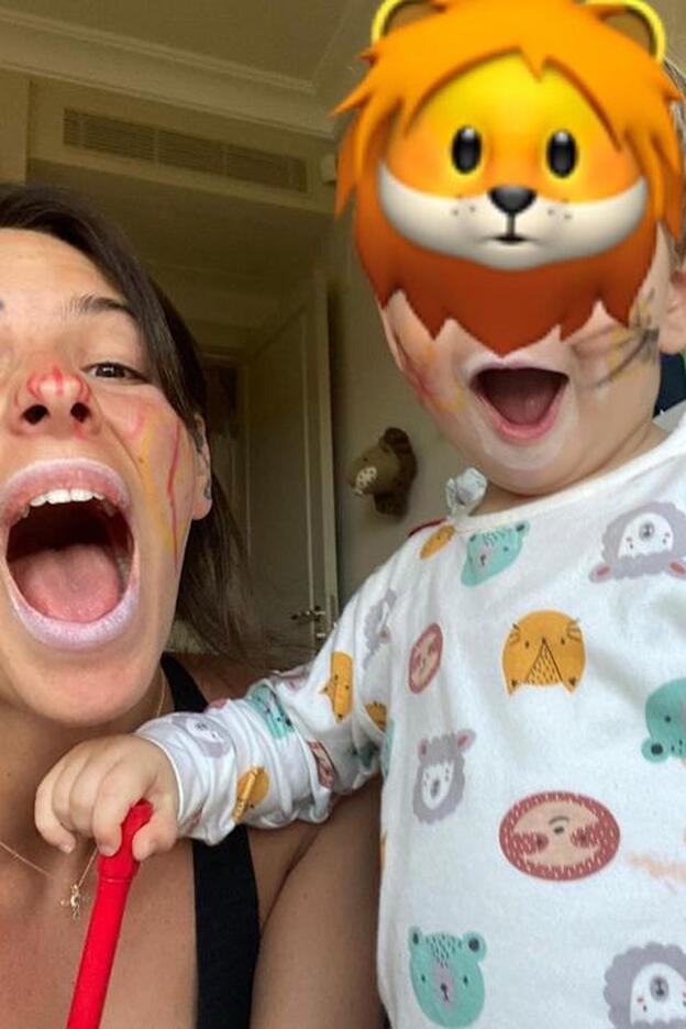 ¿Quién no disfrutaría pintándose la cara? Laura parece pasarlo genial con su hijo.