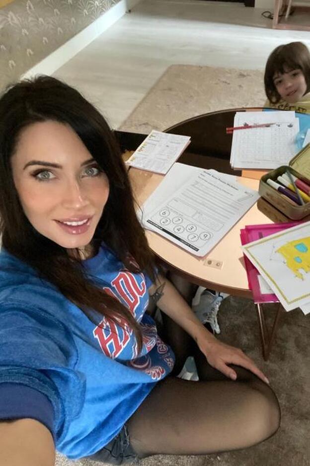 Pilar ha compartido en sus redes sociales diferentes imágenes con sus hijos: haciendo deberes, cocinando, tocando el piano...