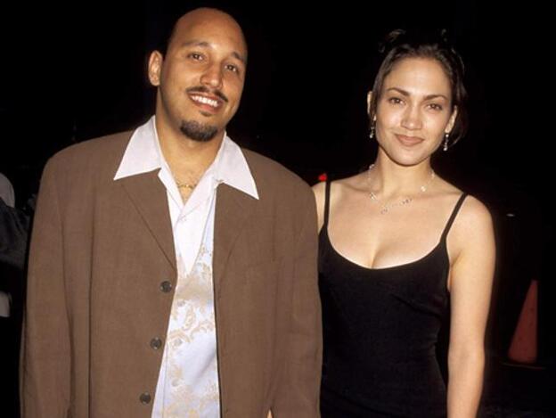 Jennifer Lopez junto a David Cruz en una imagen de los años 90. Pincha sobre la foto para ver los famosos que nos han dejado este 2020./getty.