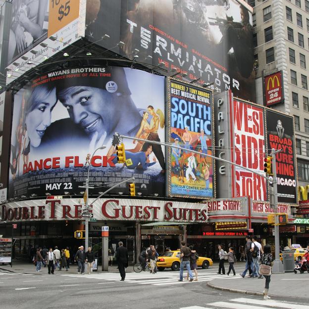 New York theater district NYC USA (Photo by: myLoupe/Universal Images Group via Getty Images)/Las obras de Broadway, disponibles online