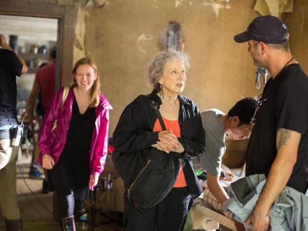 La autora del libro, Margaret Atwood, visitó el set de rodaje.