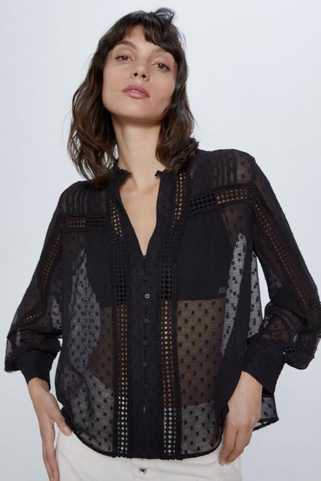 Blusa de Zara para copiar el look de Alba Carrillo (22,95 euros).