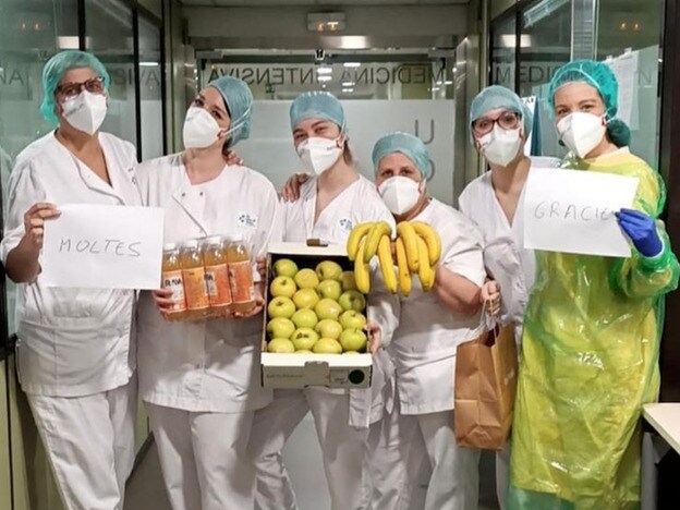 Una de las entregas de comida de los Health Warriors, que operan en los hospitales de Barcelona.