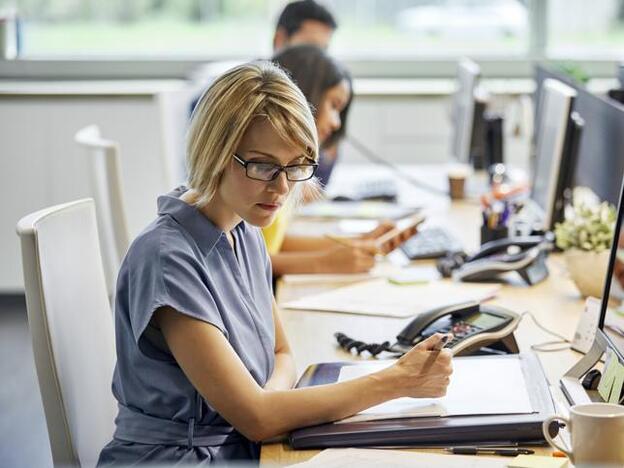 La vuelta al trabajo va a suponer muchos cambios, como combinar jornadas en la oficina con el teletrabajo. Si quieres sacer cómo montarte la oficina en casa, pincha la foto/getty images