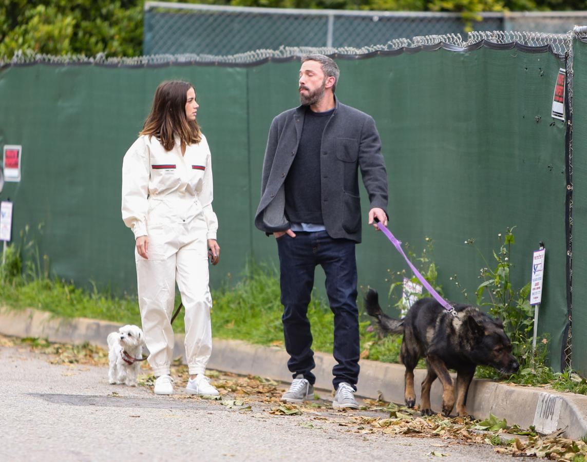 Las zapatillas blancas de Ana de Armas