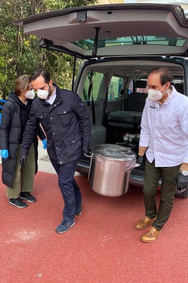 Los Sandoval, a su llegada al colegio de San Blas donde reparten sus guisos.