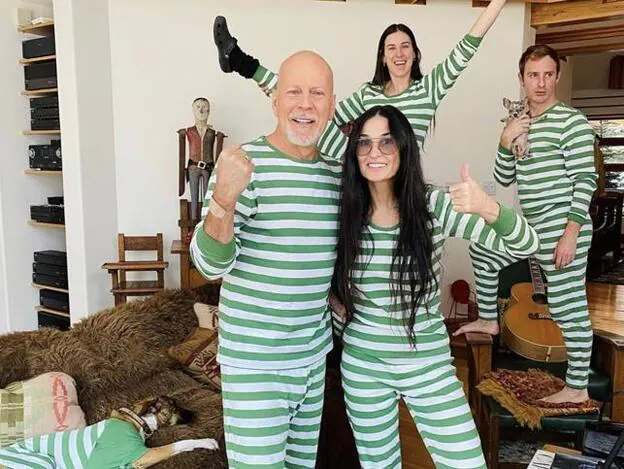 Bruce Willis junto a Demi Moore, con la familia detrás, demostrando lo bien que se llevan.