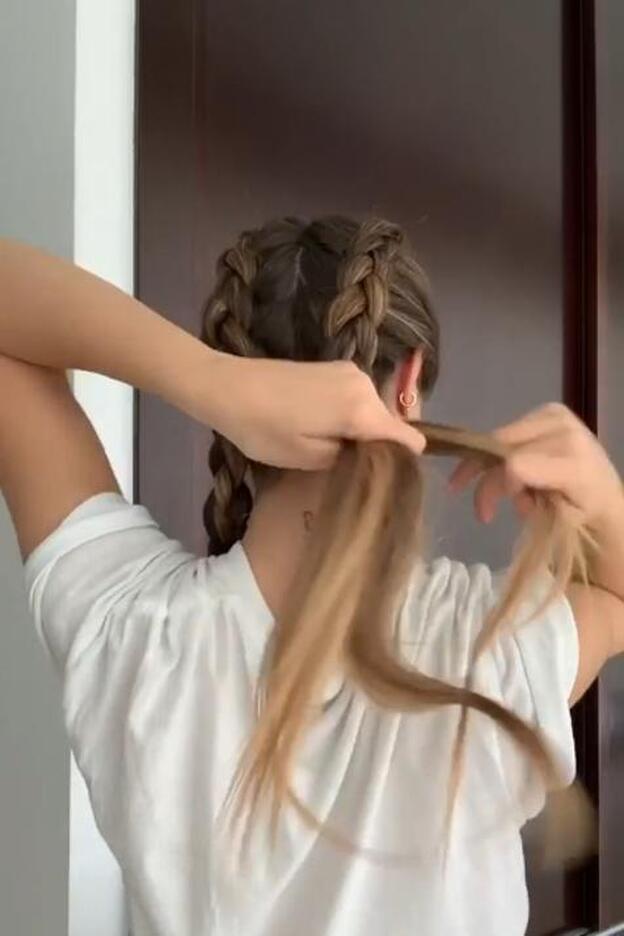 Teresa Bass, en un momento del vídeo sobre peinados con trenzas.
