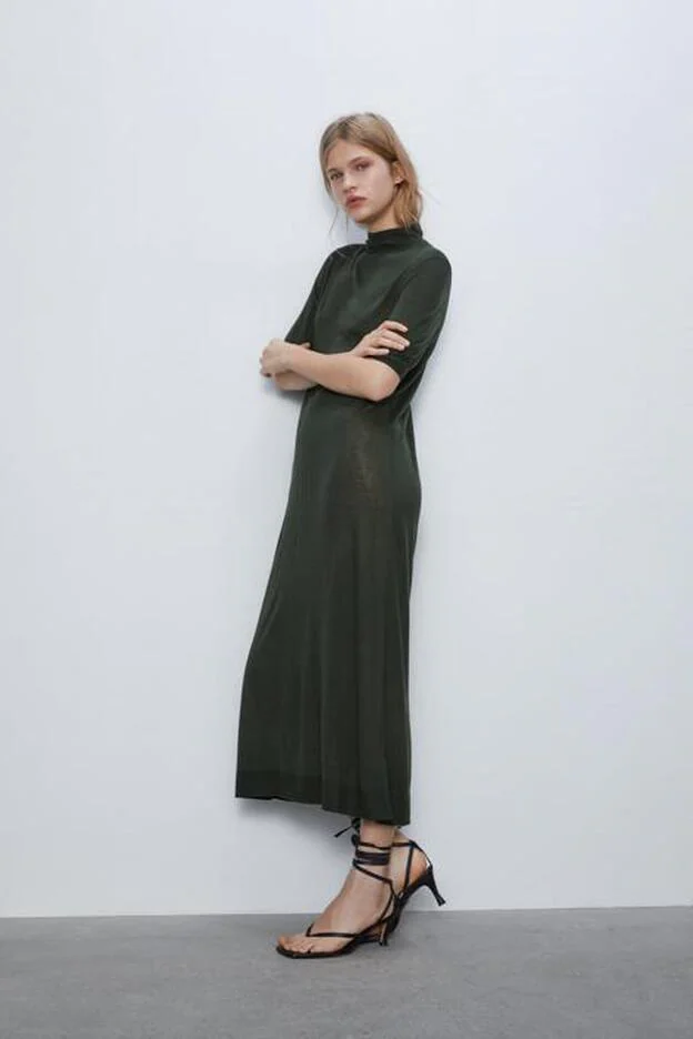 El vestido de punto, con unas bonitas sandalias de tiras, en el catálogo de Zara.