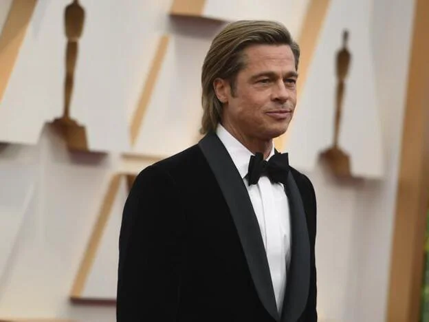 Brad Pitt se quita el esmoquin y se convierte en obrero en un programa de reformas para dar una sorpresa a la que es su maquilladora desde hace 26 años. Pincha sobre la foto para ver los famosos que, como él, han tenido problemas con la bebida./gtres.