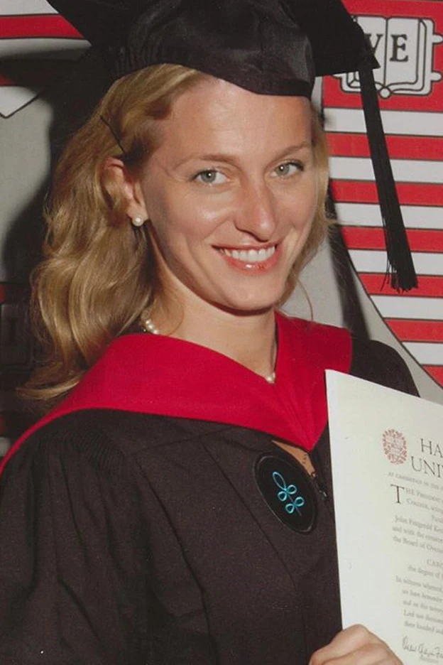 En 2008, Carolina Larriera se graduó con la medalla al mérito académico en el Master en Administración Pública de la Universidad de Harvard.