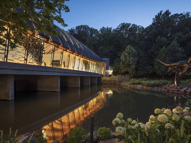 El impresionante museo fundado por Alice Walton está situado en pleno bosque.