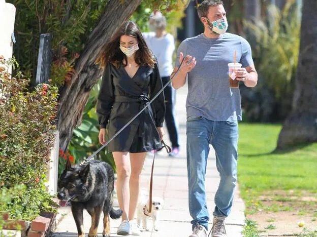 Cada día, Ana y Ben pasean a sus mascotas por las calles de Los Ángeles.