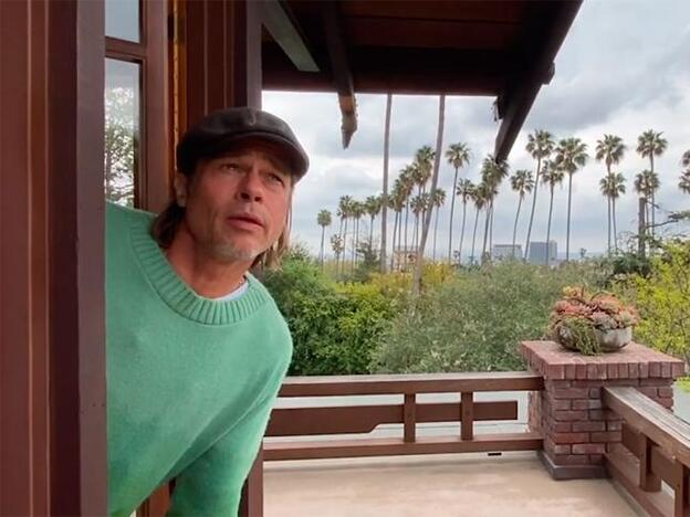 Brad Pitt dando el parte meteorológico a John Krasinski./youtube.