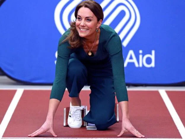 libro de texto lapso Dolor Las zapatillas favoritas de Kate Middleton con las que Lady Di ya marcó  tendencia hace casi 30 años | Mujer Hoy