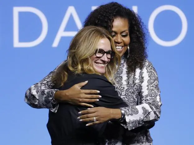 Michelle Obama cuenta, además, con el apoyo de Hollywood. En la foto, con Julia Roberts en un acto benéfico de la Fundación Obama.