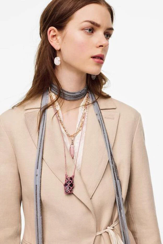 Rebaño Asistencia santo Pañuelo con abalorios: el accesorio que estiliza el cuello y el escote, la  nueva obsesión de Zara | Mujer Hoy