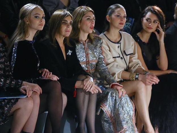 Carine Roitfeld en un desfile de Chanel en Nueva York junto a Lily-Rose Depp, Sofia Coppola, Marion Cotillard y Penélope Cruz.