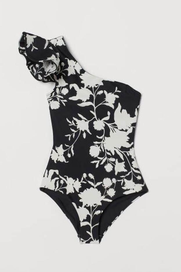 Bañador de H&M de flores en blanco y negro, de la colección de Johanna Ortiz (29,99 euros).