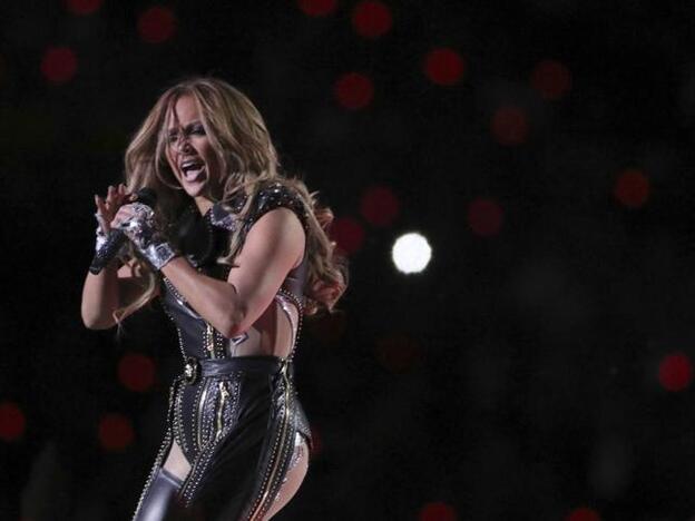 Jennifer Lopez en una imagen sobre el escenario de la Super Bowl. Pincha sobre la foto para ver las mejores fotos de aquella actuación conjunta con Shakira./gtres.