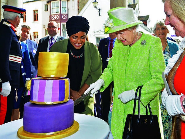 Isabel II cortando la tarta por su 90º cumpleaños.