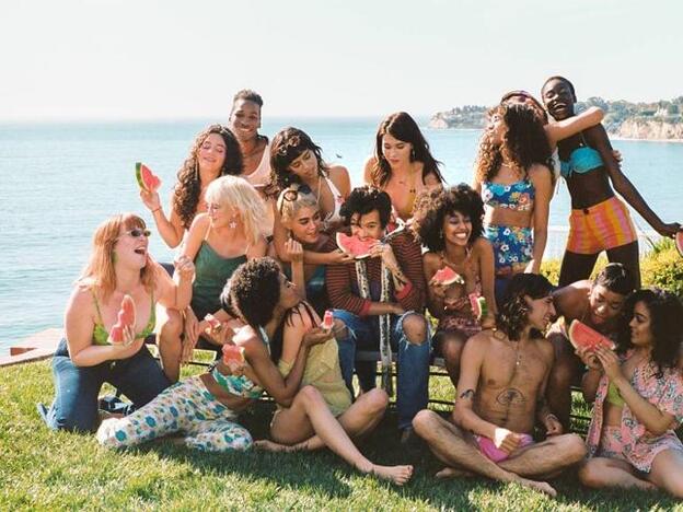 Harry, de picnic con amigos, comiendo sandía durante una secuencia del vídeo Watermelon Sugar.