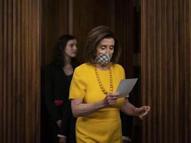 Nancy Pelosi se ha fotografiado con mascarilla desde el comienzo de la pandemia.