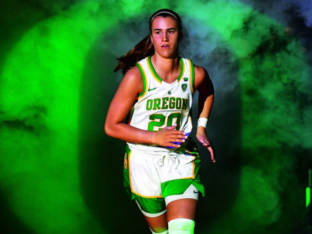 Sabrina Ionescu con la camiseta de la Universidad de Oregon./getty