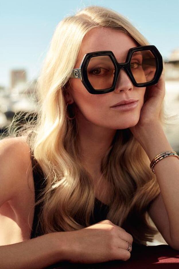 Gafas de Gucci, anillo y pulseras de Bvlgari y vestido de Bottega Veneta.