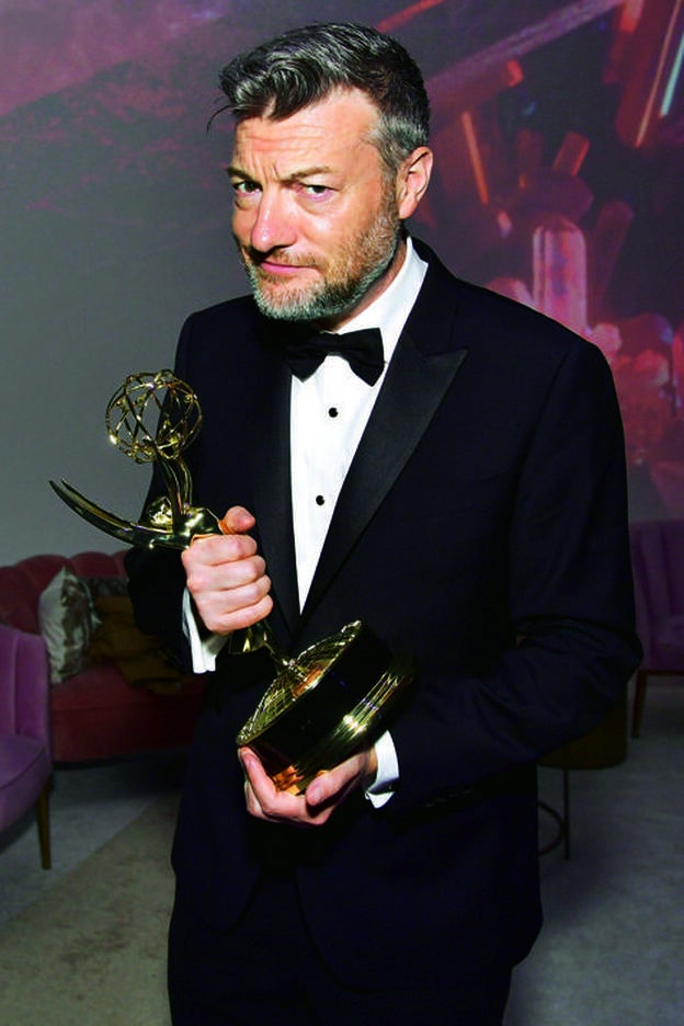 Charlie Brooker con el Emmy 2019 por Black Mirror./getty