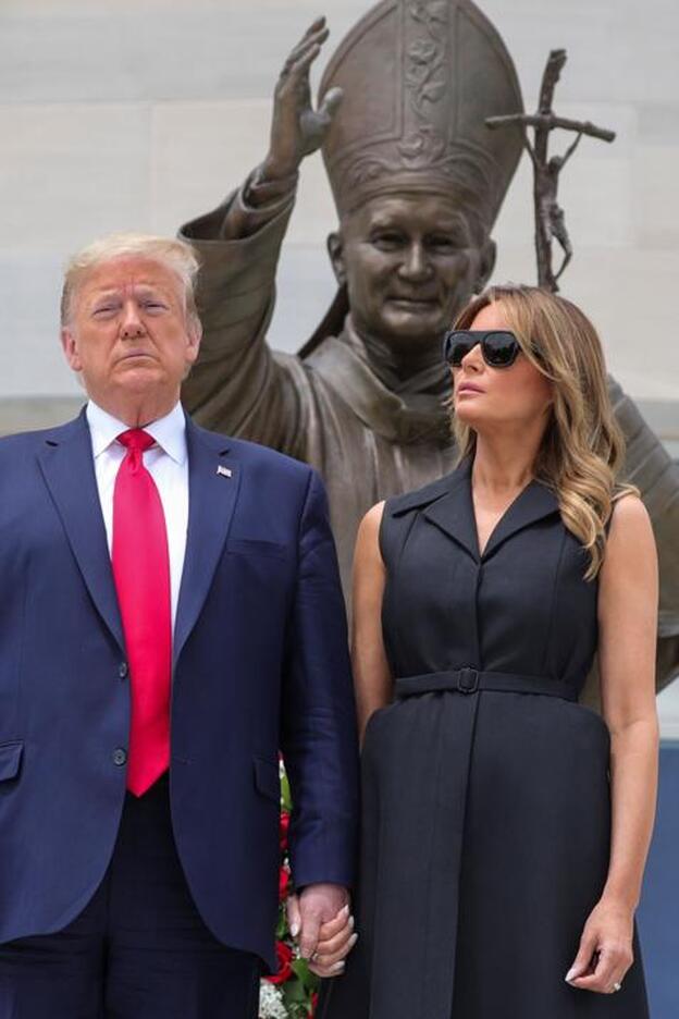 Donadl Trump y Melania Trump posan en el santuario de Juan Pablo II en Washington.