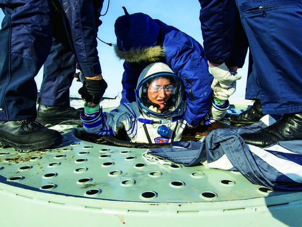 Christina Koch sale de la cápsula Soyuz MS-13, tras aterrizar en Kazajistán.