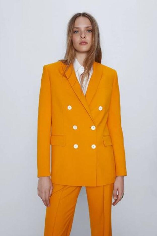 Esta blazer naranja de los Special Prices de Zara te va a dar mucho juego y te la vas a poder poner hasta en otoño. Cuesta 39,99 euros.