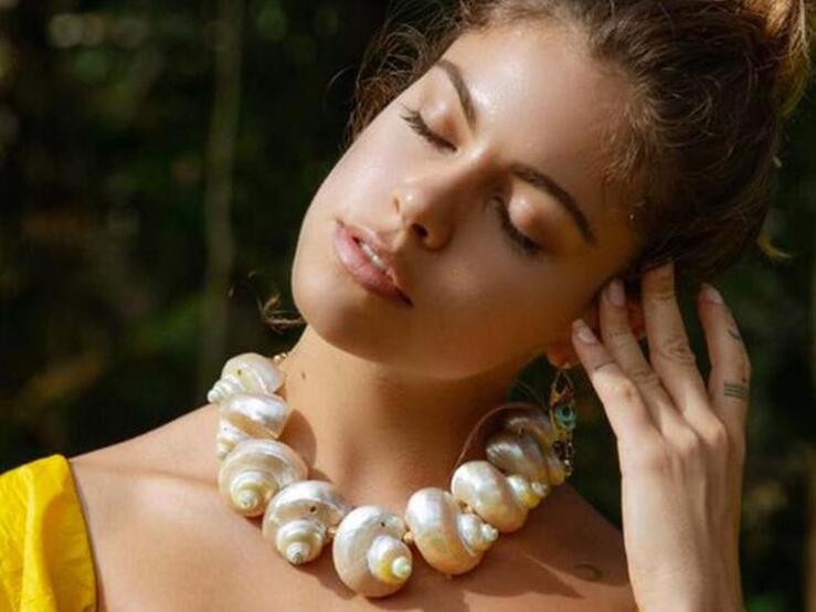 Las joyas con conchas y caracolas son la pieza definitiva que necesitas para tener el mejor look veraniego