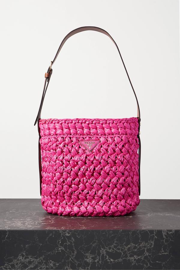 El bolso que más favorece y que mejor combina con cualquier look es de color rosa