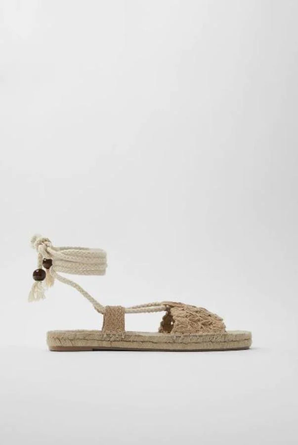 Fotos: 12 sandalias atadas al tobillo que demuestran que este diseño es el que más estiliza y alarga las Mujer