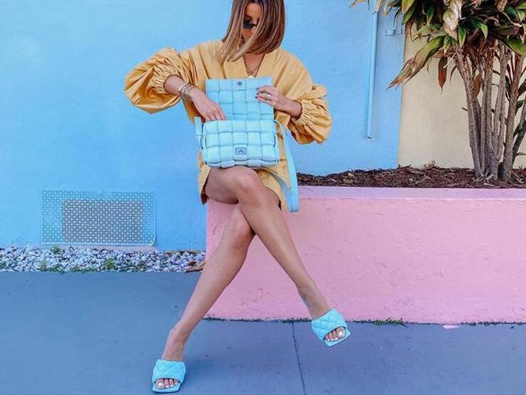 Invitación Garganta complicaciones Fotos: Por qué no pueden faltar en tu armario de verano unas sandalias  azules | Mujer Hoy