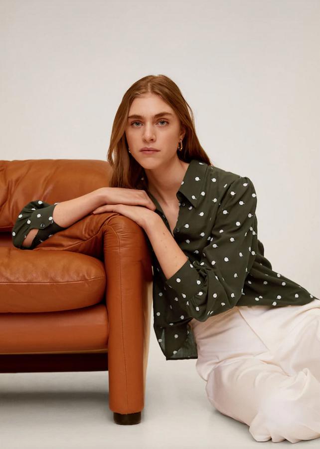 Las blusas y camisas estampadas de Mango que puedes comprar por menos de 10 euros