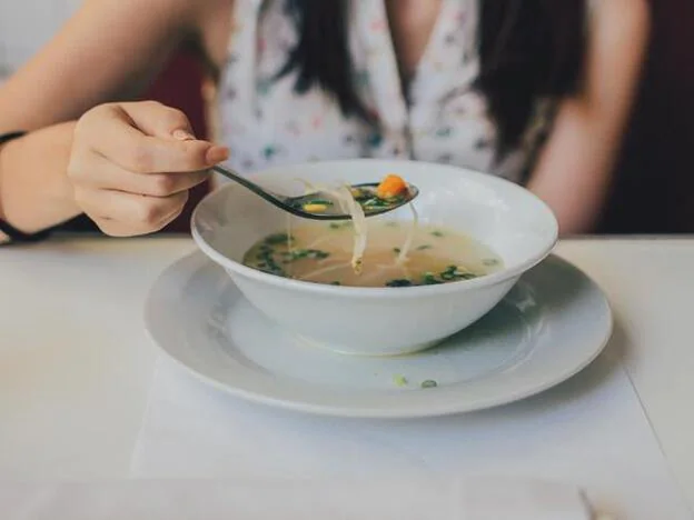 Cinco días de comer sopa más tarde la dieta de la sopa cetogénica promete perder hasta cuatro kilos.