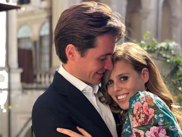 Beatriz de York y Edoardo Mapelli en la foto con la que anunciaron su compromiso. Pincha sobre la foto para ver los famosos que se han casado, van (o iban) a hacerlo este 2020./Instagram