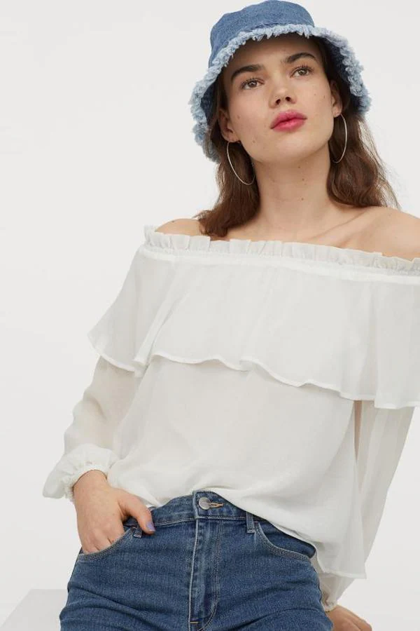 Fotos: Blusa blanca con los hombros al aire, la prenda estrella de los años que arrasar este | Mujer Hoy