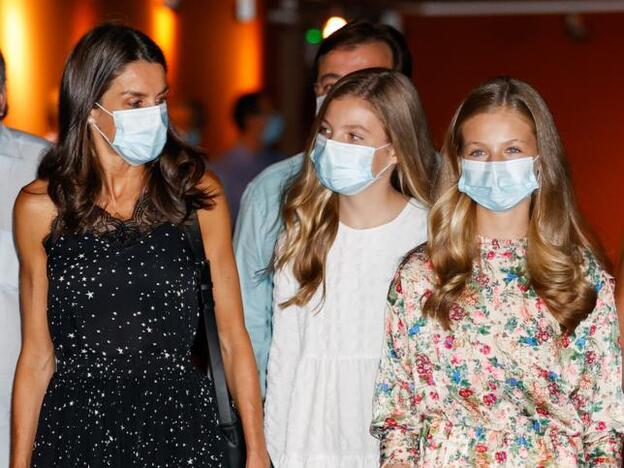 La reina Letizia y sus hijas, durante una visita al Museo de Arte Romano de Mérida.