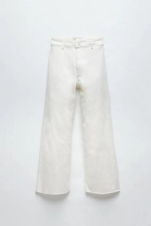 Vaqueros de Zara, de corte culotte, disponibles desde la talla 32 hasta la 44 (29,95 euros).