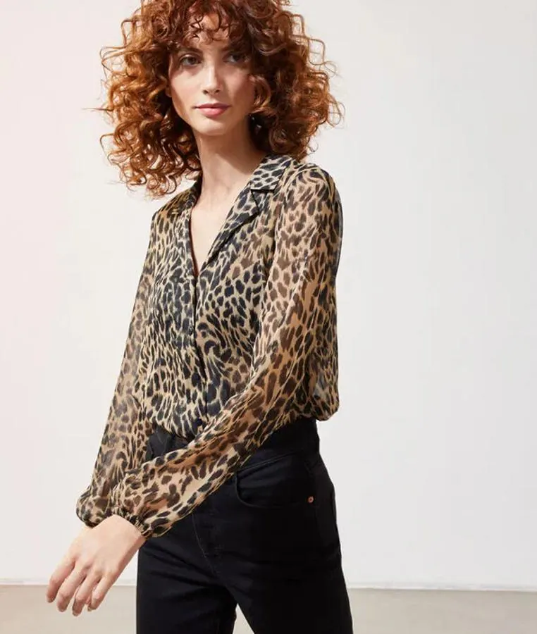 Nueve blusas con estampado leopardo imprescindibles para tus looks otoñales más salvajes